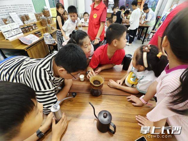 少年“打卡”中非贸易示范园pg电子平台荷叶塘社区青