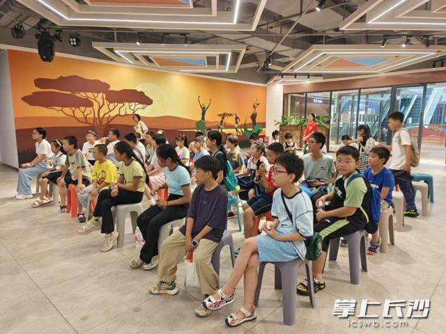 少年“打卡”中非贸易示范园pg电子平台荷叶塘社区青(图3)