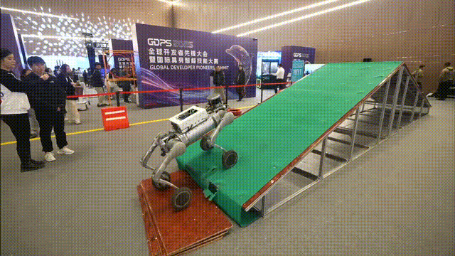 」中国机器人大军上岗！看呆歪果仁pg模拟器试玩硅谷还在「卷P