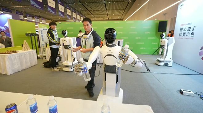 」中国机器人大军上岗！看呆歪果仁pg模拟器试玩硅谷还在「卷PPT(图2)